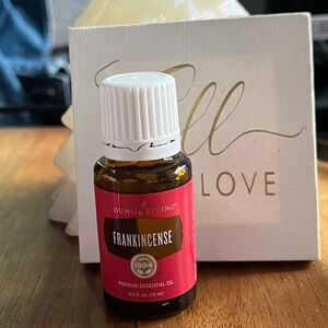 Essential Oil: 15 ml -Frankincense essential oil has a grounding, woodsy aroma